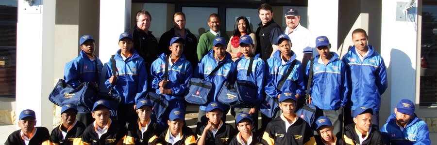 Die trotse o/13A rugbyspan van Gansbaai Primêr met hul volledige uitrustings, met agter vlnr Dirkie Kotze, Steyn Miller, Tommy Volkwyn, Natassia Valentine, JP Coetzer en Stephen Ashlin, met afrigter Hilton Temmers regs in die 2de ry 
